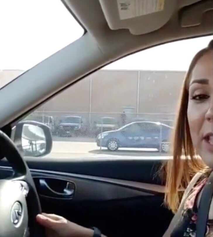 Graba versión latina de reto viral hasta que mira para atrás Un carro policial comenzaba a seguirla |