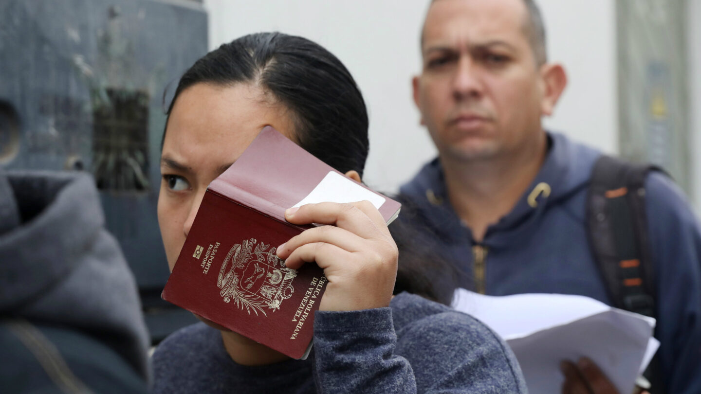Nicolás Maduro le pidió a los miles de migrantes que huyen del hambre en Venezuela que dejen de lavar retretes y regresen al país |