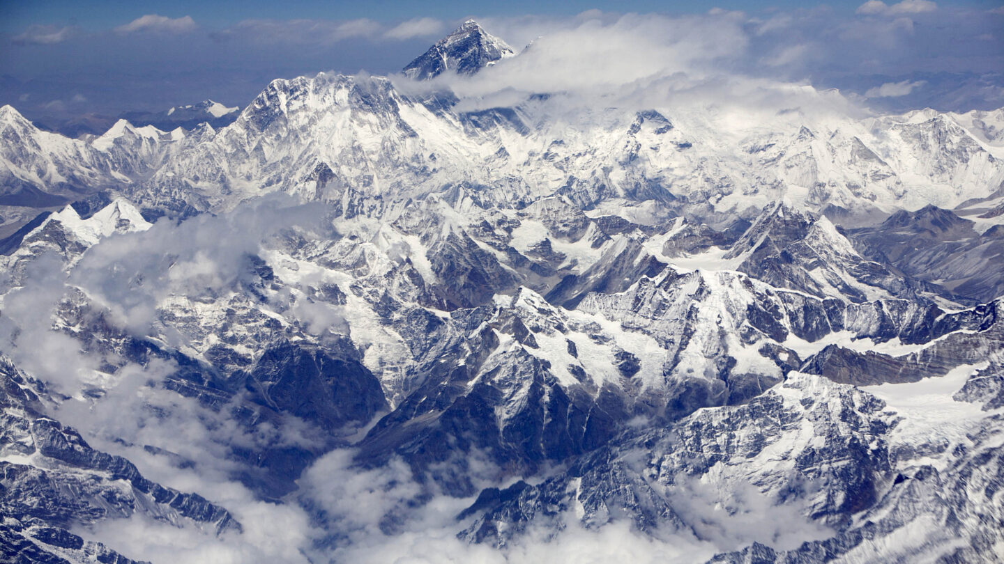 La ingeniosa idea de un hombre para controlar las 14 toneladas de excrementos humanos que se acumulan en el Monte Everest |