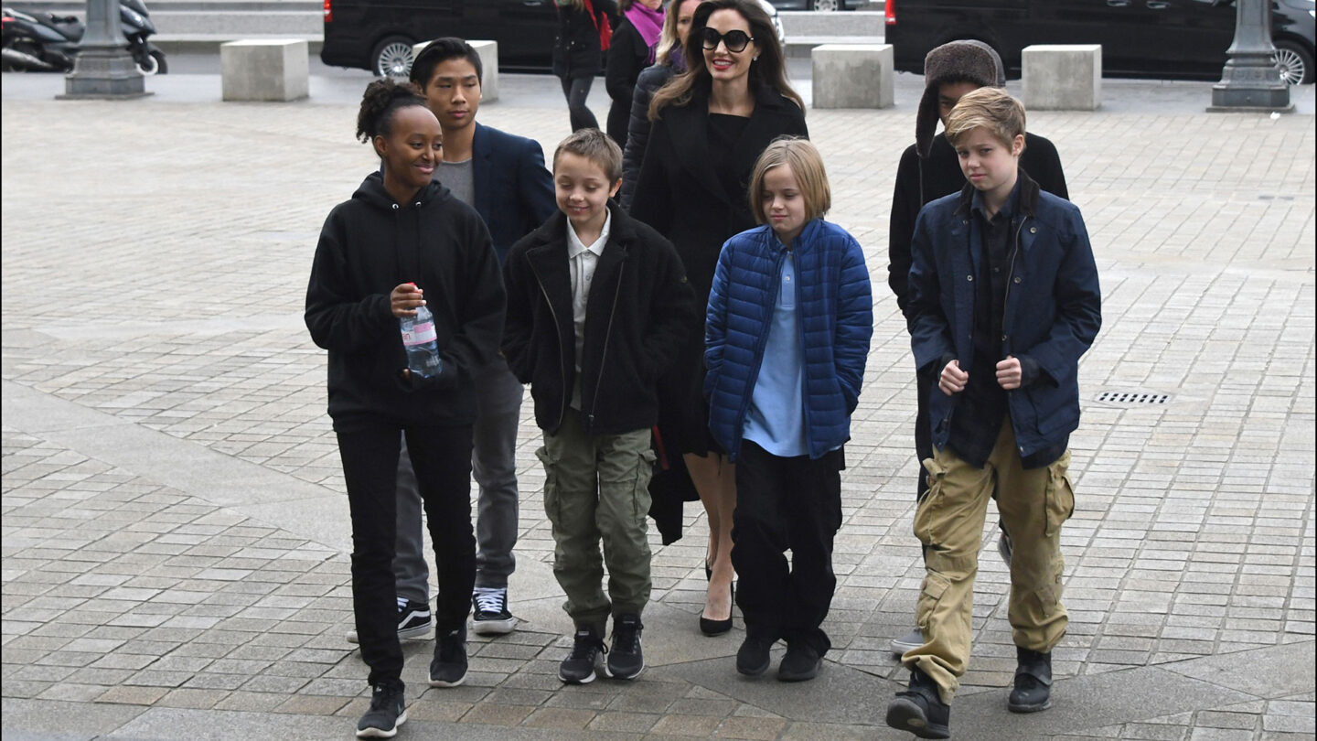 El contraataque de Brad Pitt Angelina Jolie tuvo que regresar a los EEUU con sus seis hijos |