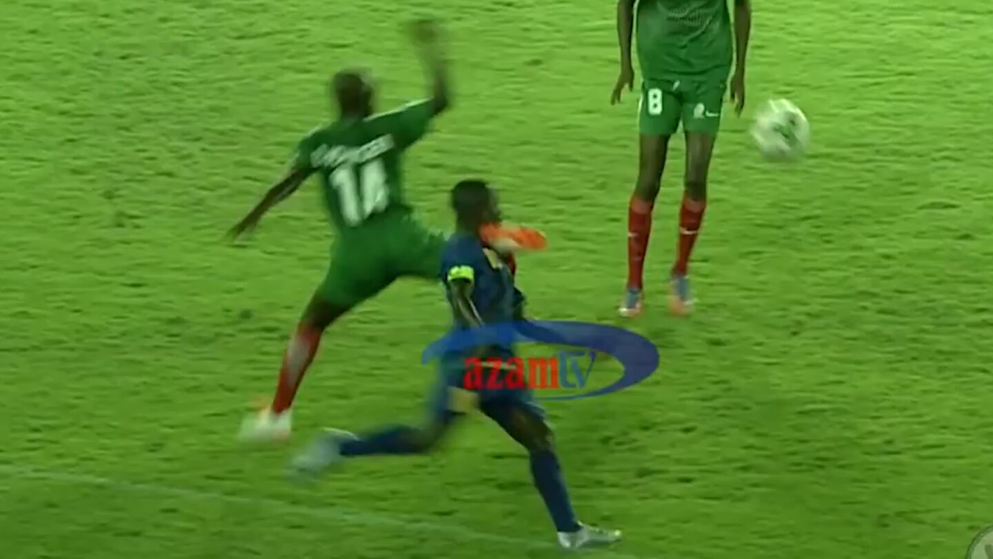 Brutal agresión en el fútbol africano violenta patada al rostro y cruel pisotón en el suelo |
