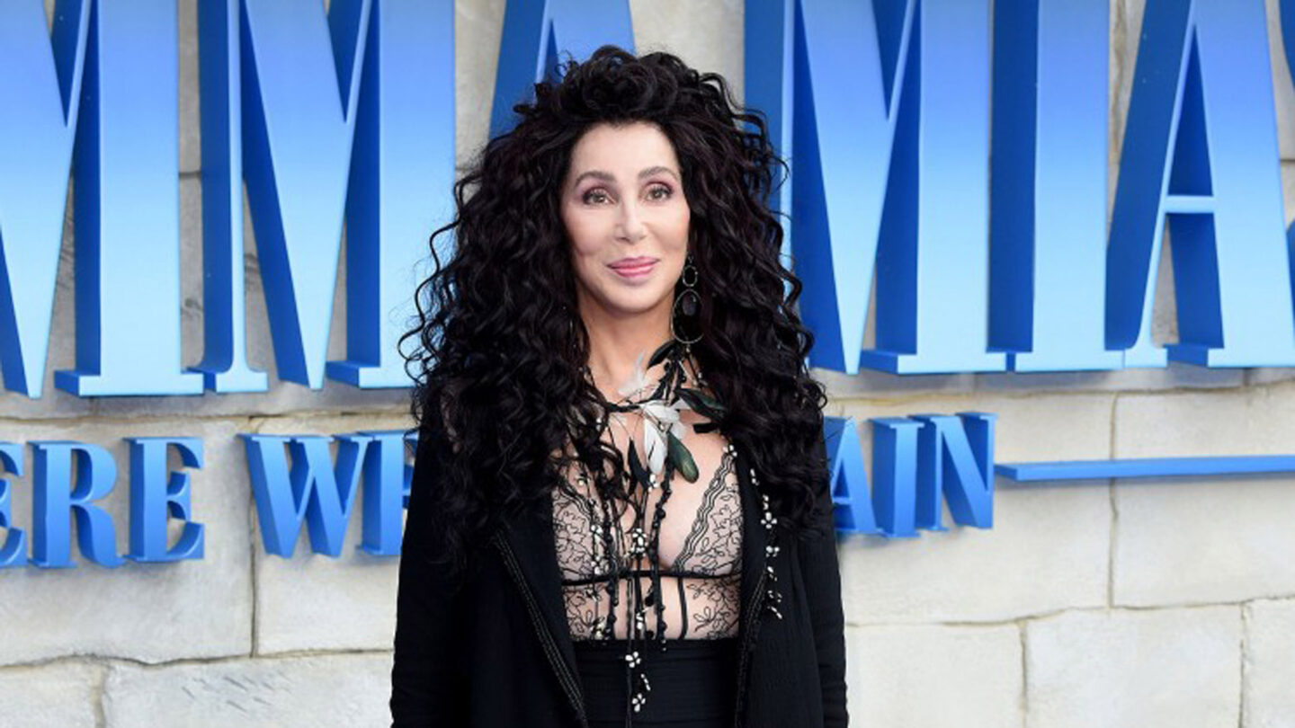 Cher lanzó una nueva versión del éxito SOS para su nuevo álbum de covers de ABBA |