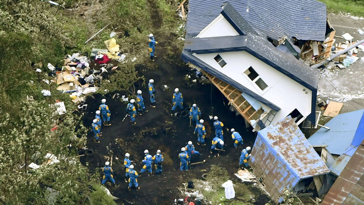 Continúa la desesperada búsqueda de supervivientes del sismo que dejó 18 muertos en Japón |