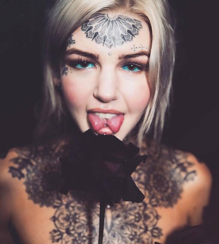 Adicta a tatuajes mostró cómo era antes de sus 52 intervenciones corporales La belleza era la misma |