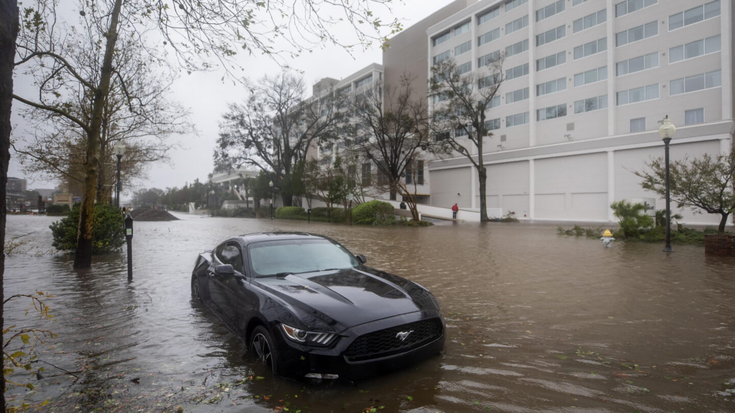 El huracán Florence sigue amenazando con fuertes vientos e inundaciones la costa de Estados Unidos |