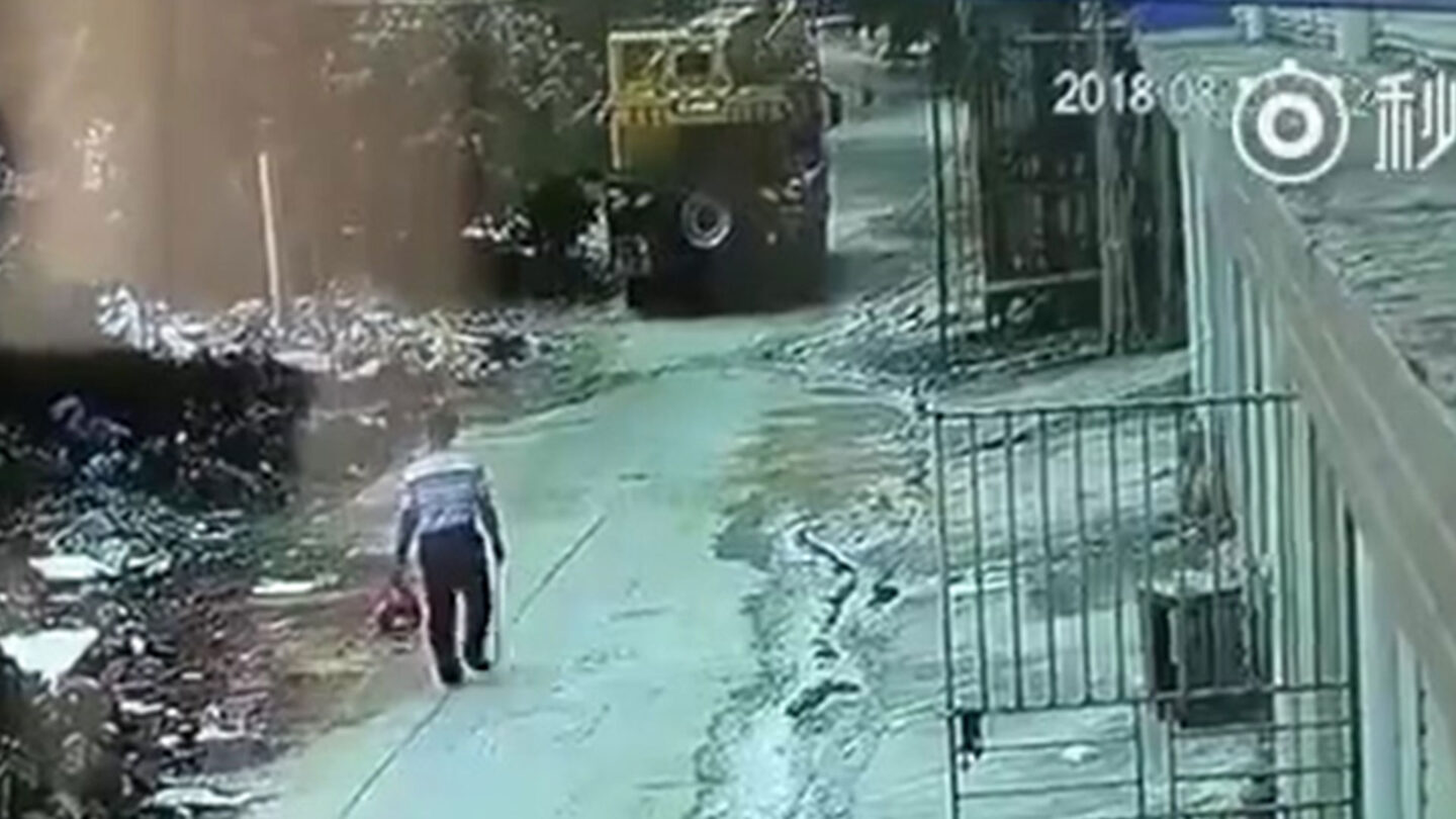 El aterrador momento en el que un camión en reversa arrolla a un hombre ciego en China |