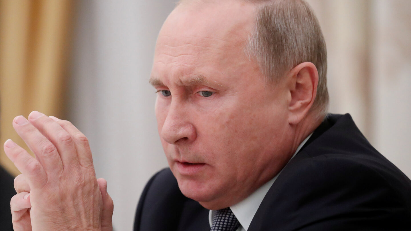 Vladimir Putin expresó la seria preocupación de Rusia por la ley marcial en Ucrania tras el incidente en el Mar Negro media 1 La polémica participación de Rusia en el desfile cívico militar de México decisión extraña o muestra de neutralidad |