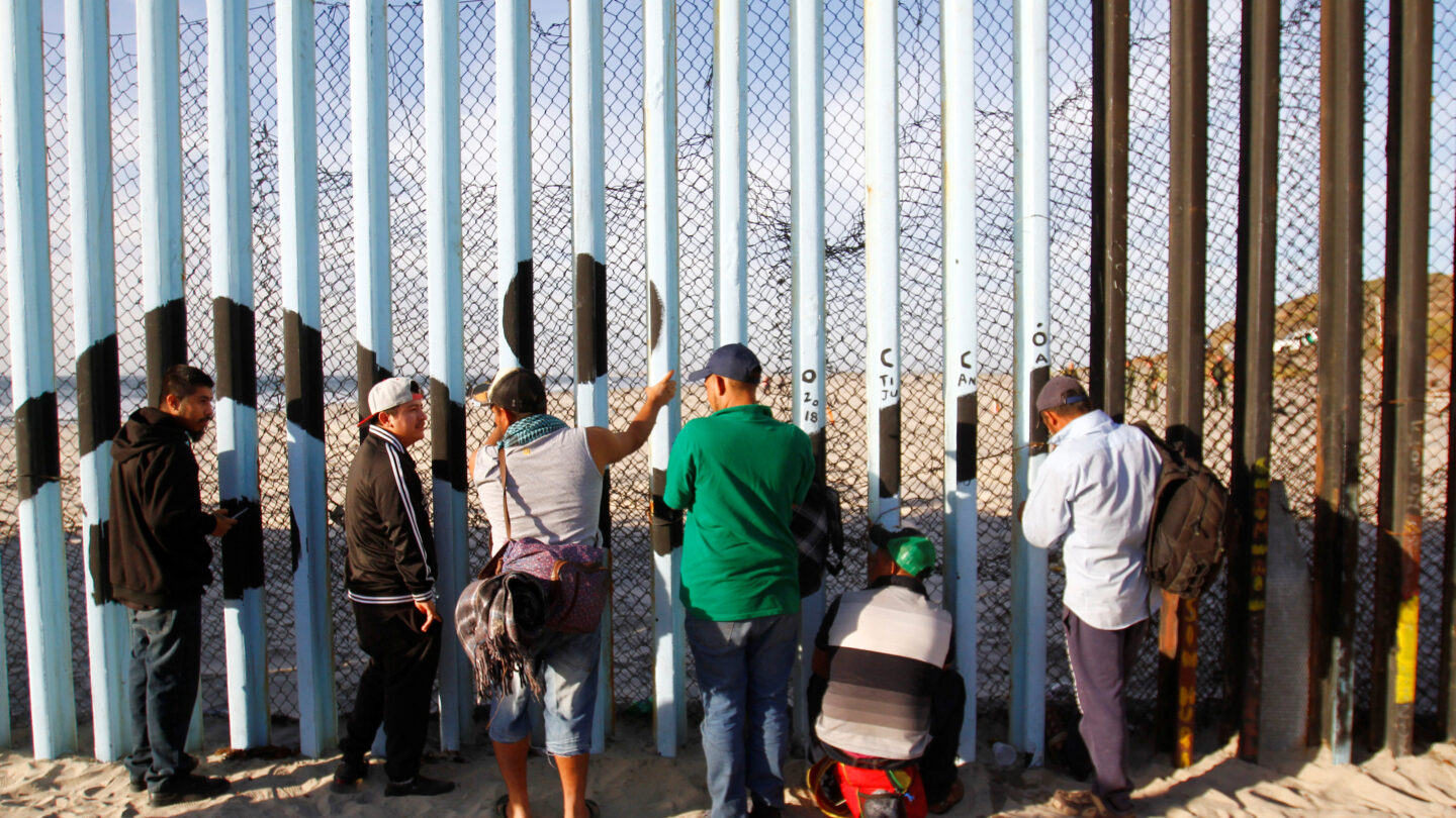 Trump llegó a un acuerdo con López Obrador para que los migrantes esperen en México mientras gestionan su asilo en EEUU media 2 Migrantes intentan cruzar frontera en estos momentos |