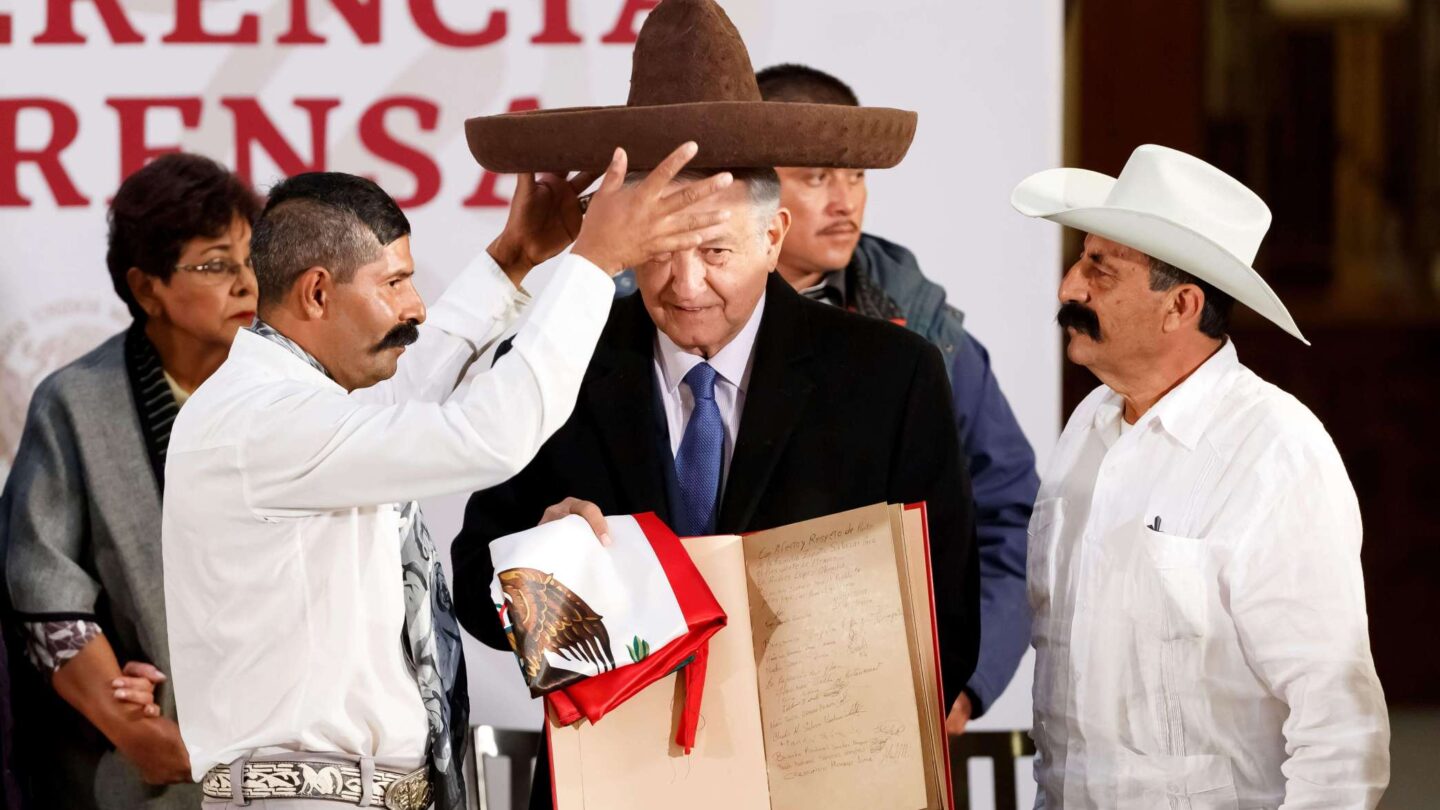 familia-emiliano-zapata-pone-sombrero-amlo | México Ahora