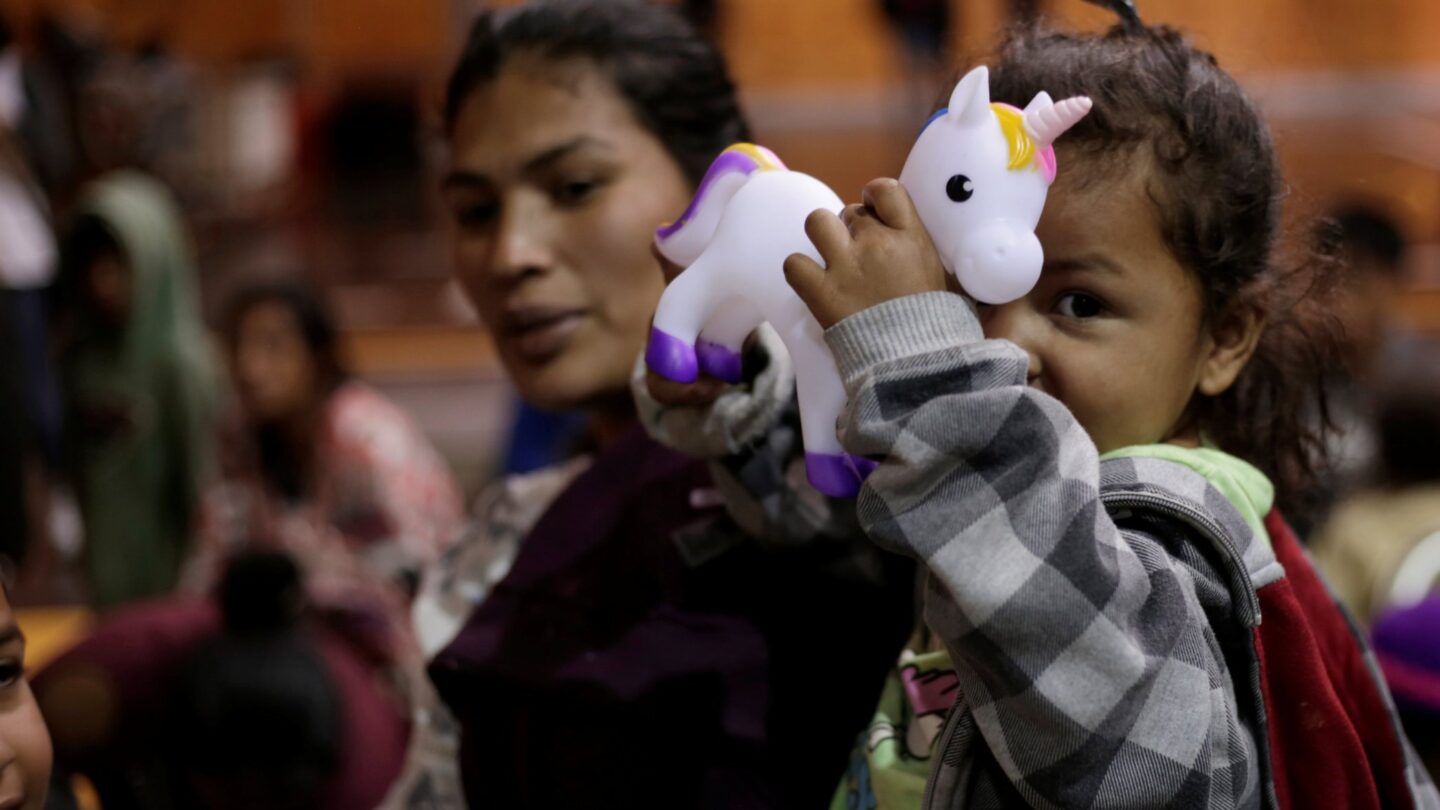 A child holds a toy inside Vino Nuevo church which gives temporary shelter to migrants released by US Customs and Border Protection due to overcrowded facilities in El Paso | México Ahora