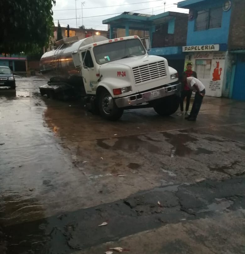 Pipa cargada de agua cae a SOCAVON se encuentra sobre calle chiapas colonia santa maría tulpetlac antes de llegar al puente vehícular que pasa abajo de la autopista | México Ahora Pipa cargada de agua cae a SOCAVON se encuentra sobre calle chiapas colonia santa maría tulpetlac antes de llegar al puente vehícular que pasa abajo de la autopista
