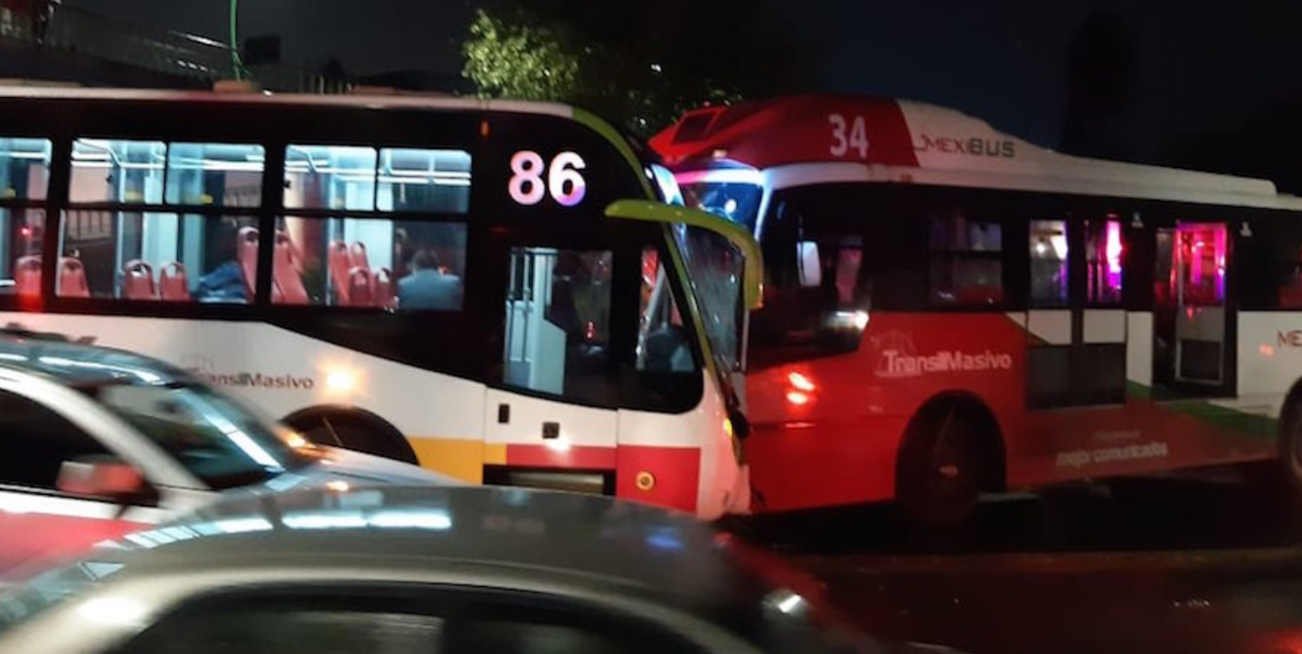 Anoche chocaron dos Mexibus frente a la Voca 3 una moto la culpable - 18 heridos | México Ahora Anoche chocaron dos Mexibus frente a la Voca 3 una moto la culpable 18 heridos