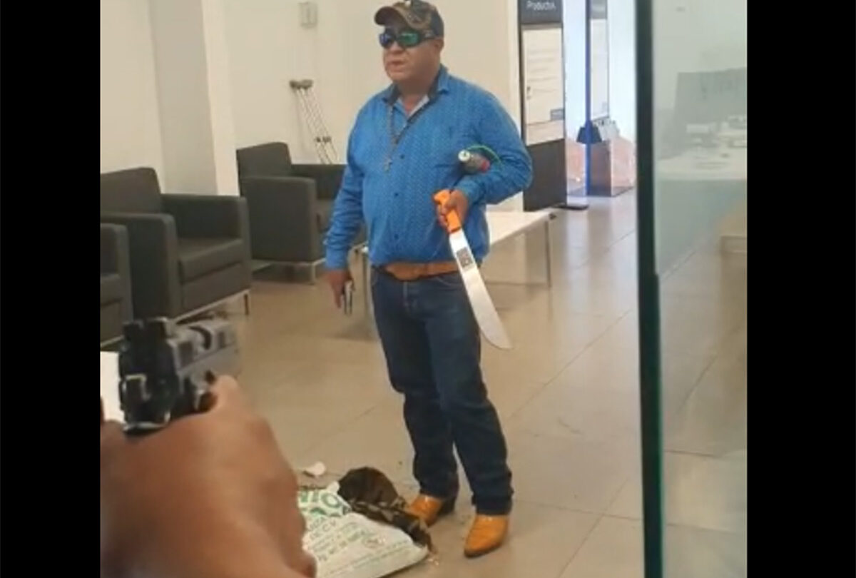 Intentó asaltar un banco en Pachuca con Machete y Pistola para salvar al mundo | México Ahora Intentó asaltar un banco en Pachuca con Machete y Pistola para salvar al mundo