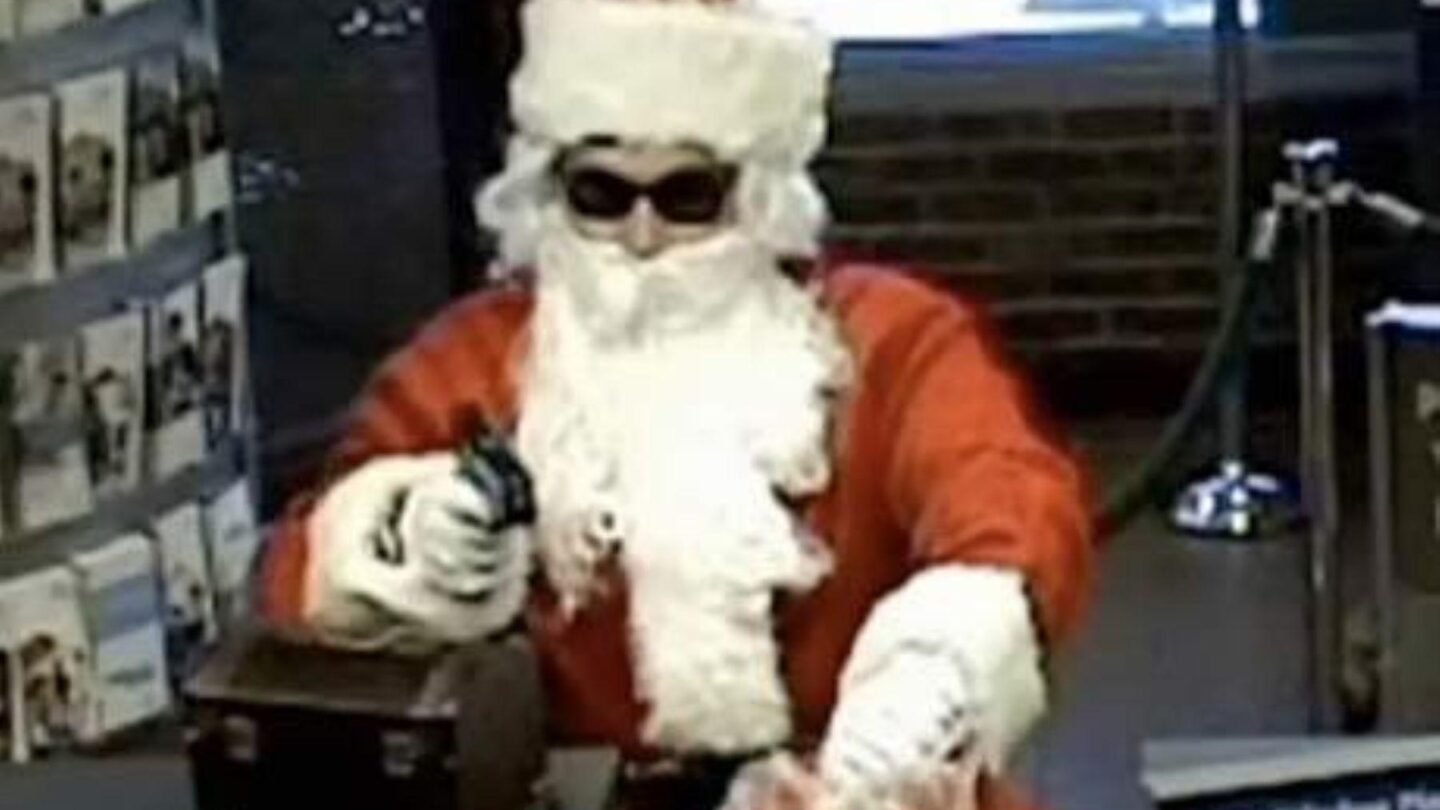 000114528W Santa roba dinero de un banco y lo regala en la calle |