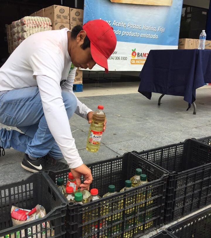 Muchacho con cajas | México Ahora Muchacho con cajas