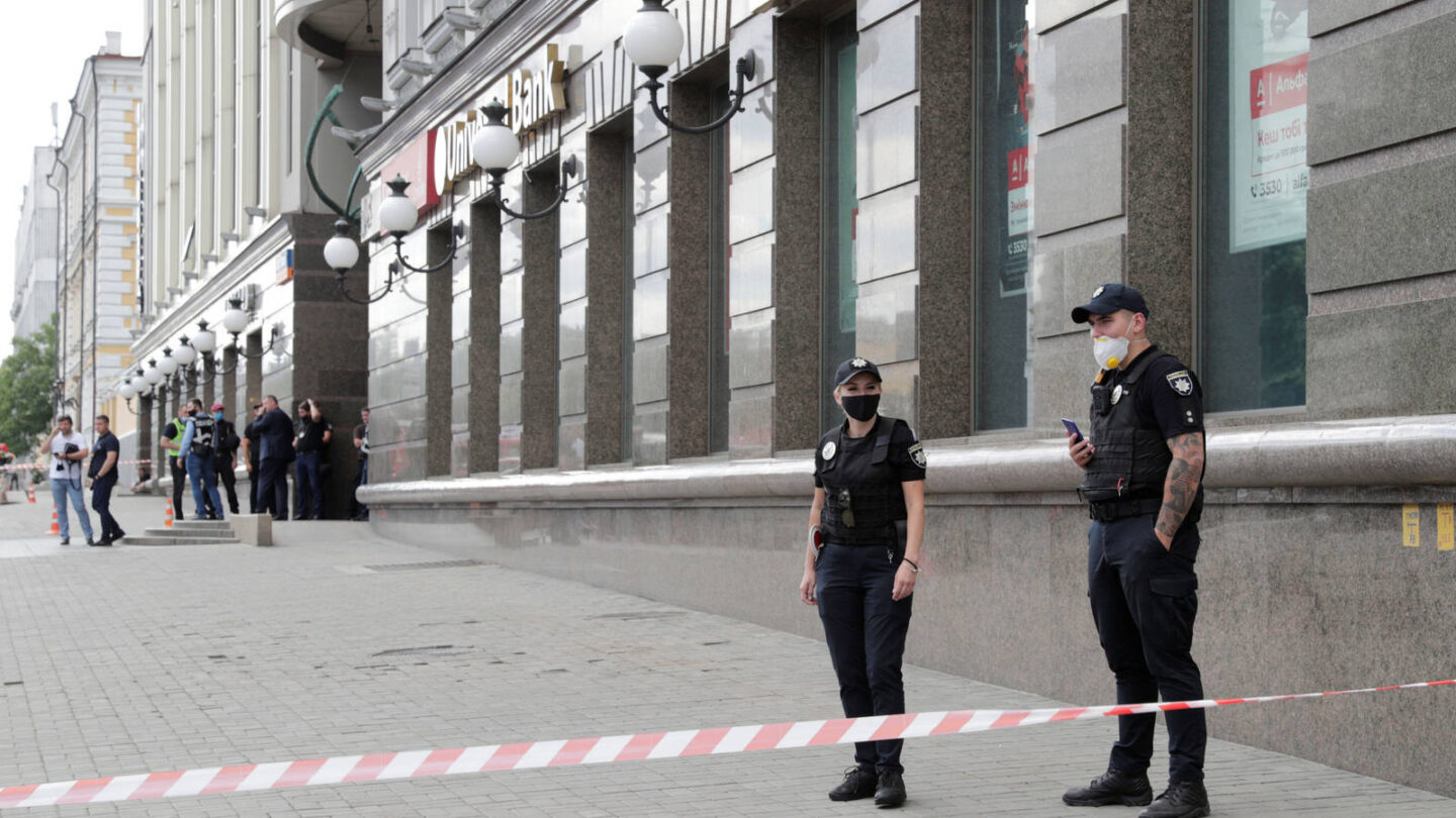 un-hombre-se-atrinchera-en-un-banco-de-kiev-ucrania-afirmando-tener-una-bomba | México Ahora viceministro
