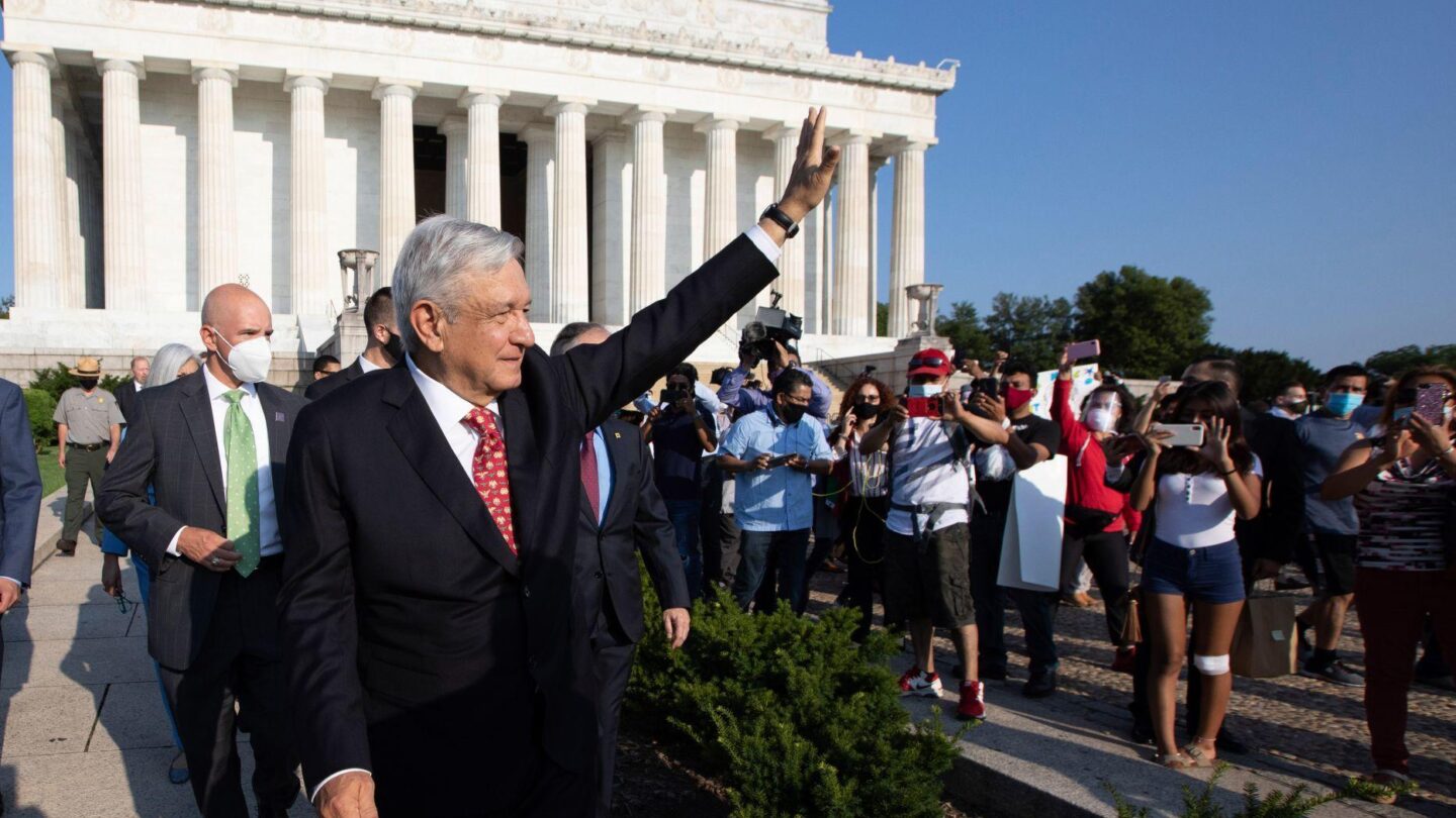 El Jefe del Ejecutivo Andrés Manuel López Obrador arrancó sus actividades en su gira por Estados Unidos colocando dos ofrendas florales la primera en el monumento a Lincoln y la segunda en la estatua de Benito Juárez | México Ahora