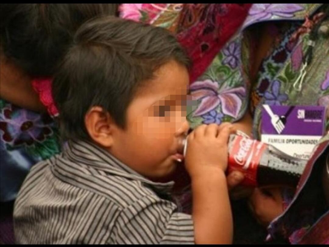 niño-tomando-refresco | México Ahora