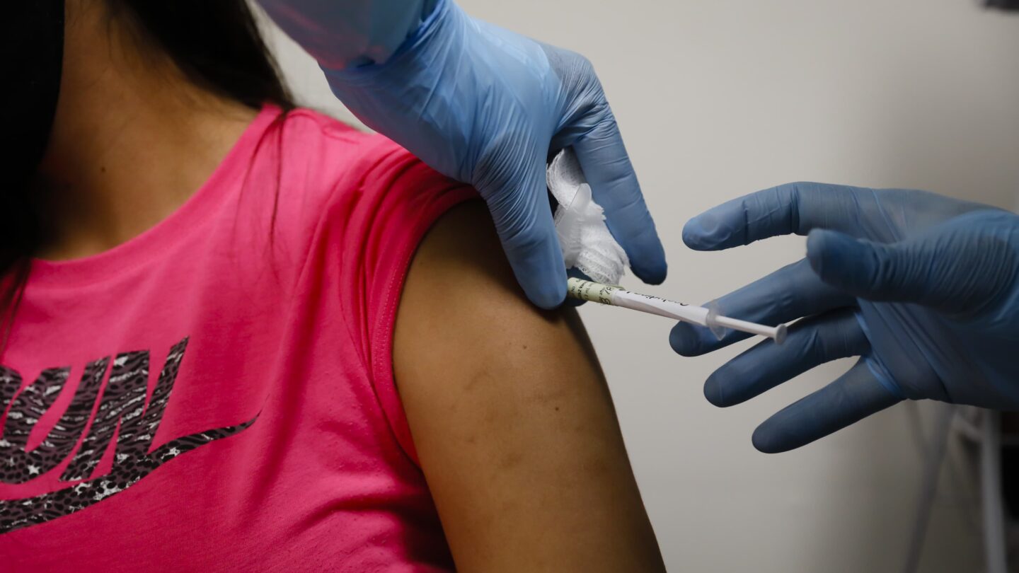 106696363 1599690402216 gettyimages 1228428304 364547128 1 9 Recomiendan administrar vacuna Pfizer a partir de los 16 años |