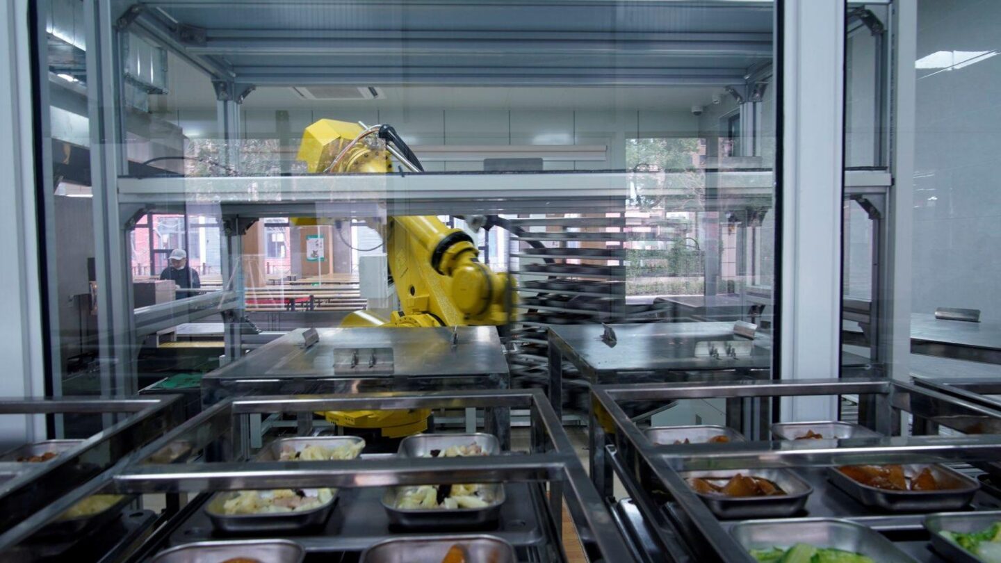 CORONAVIRUS-CHINA-ROBOT | México Ahora En escuelas de China robots preparan y reparten alimentos