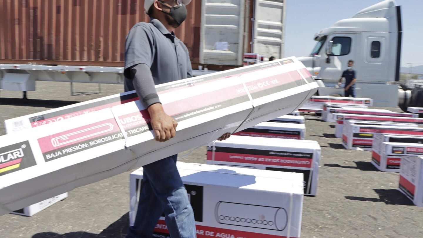 1 scaled 1 Llevan calentadores solares a Presa de Bravo y comunidades vecinas en Corregidora |