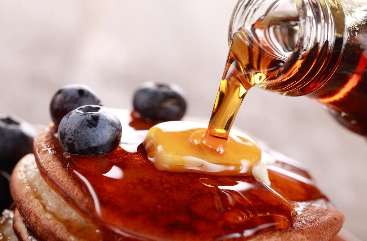 Pouring syrup | México Ahora Según estudio de Profeco la miel de maple no existe
