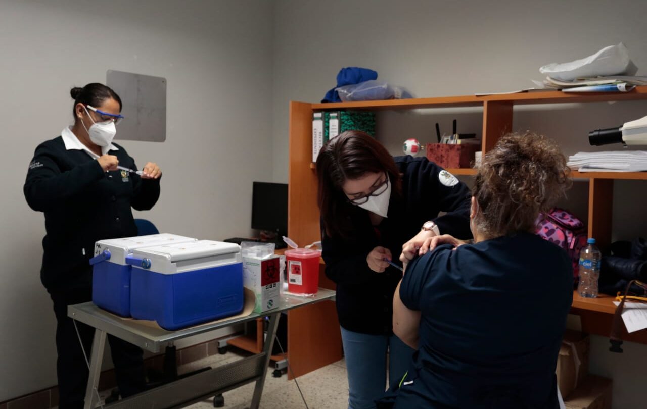 VacunaCovid 2 Llegaron 10 mil 725 dosis de la vacuna de Pfizer para el personal de Salud SESEQ |