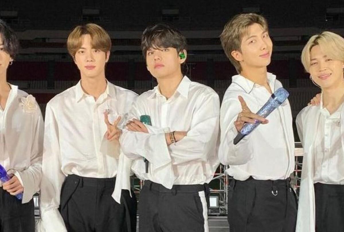 bts trajes subasta donacion 1 crop1612193645141jpg 1199923512 BTS logra recaudar más de 100 mil dólares con estos trajes |