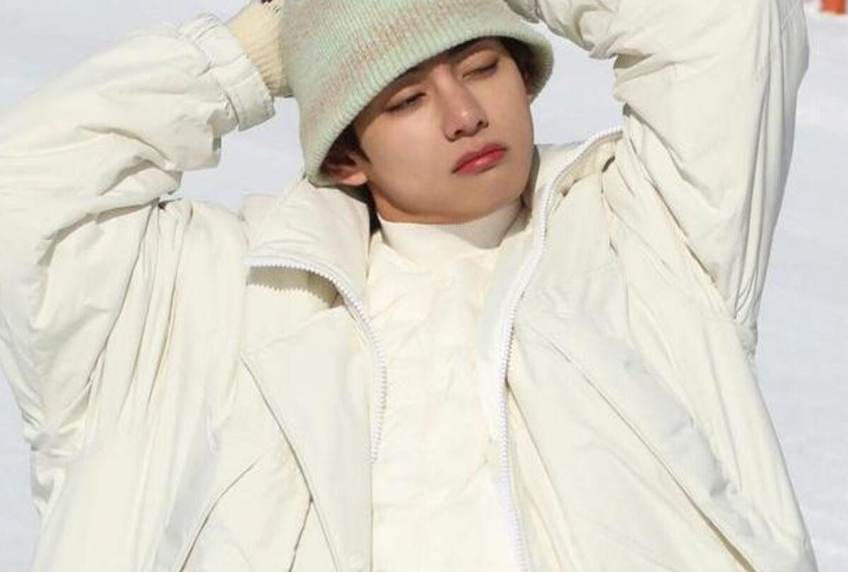 bts v ugh version armonica video 1 crop1613082125902jpg 1199923512 V desata las risas de BTS con un divertido cover de UGH |