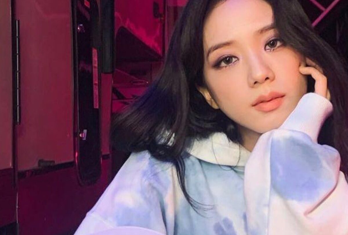 jisoo snowdrop k drama set 1 crop1613765394297jpg 1199923512 Jisoo alista sus escenas junto al cast de Snowdrop |