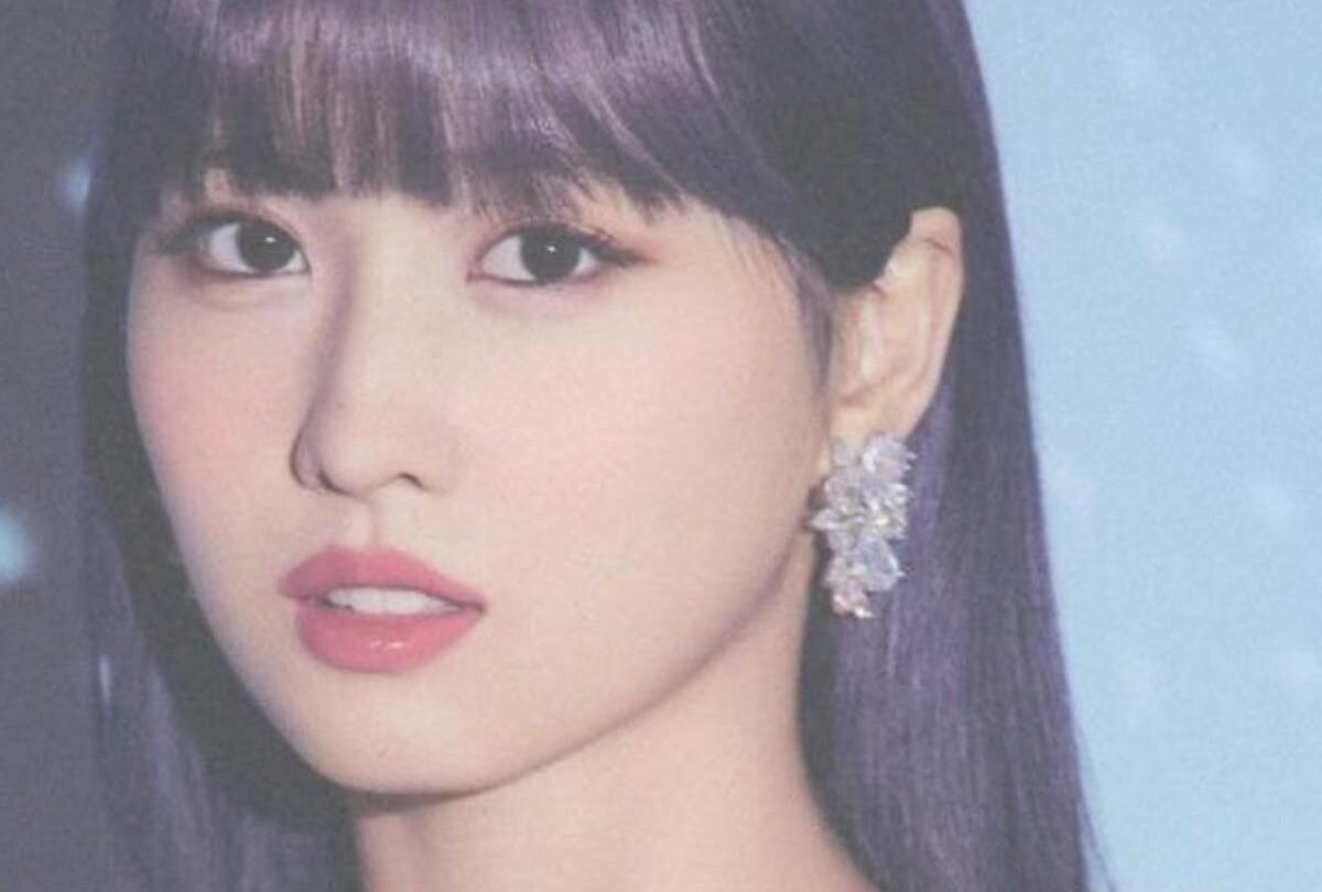twice momo boo duerme sonriendo habito mascotas crop1612383882119jpg 1199923512 Momo de TWICE revela un hábito adorable de Boo su perrito |