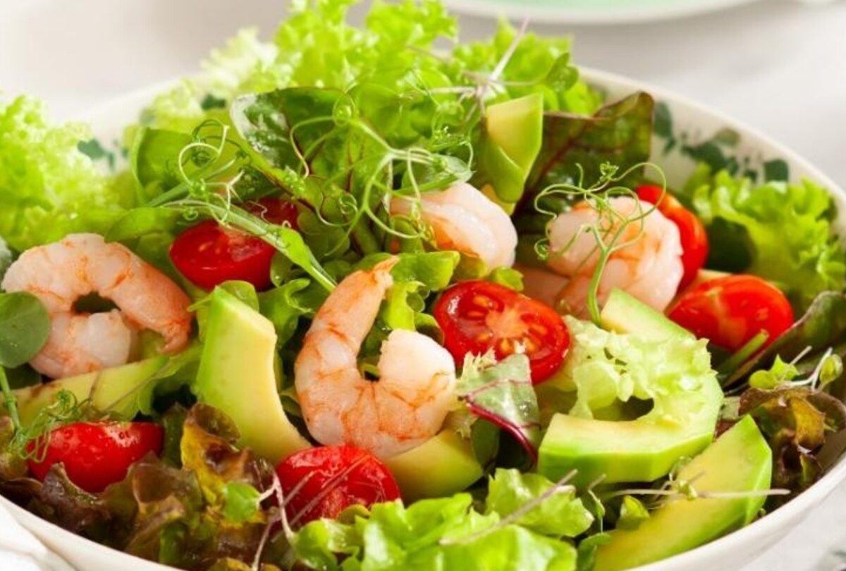 639c260a 26dc 4100 b16c 1b66c939e98f crop1614912843791jpg 1199923512 Ensalada saludable de camarones con lechuga aguacate y jitomate |