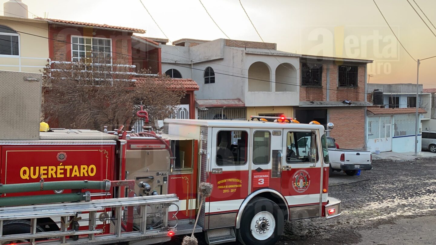 BF5CF58E A6D0 458D AAA6 2EBB8261C097 scaled 1 Incendio consume vivienda donde almacenaban reciclables en Fraternidad de Santiago |