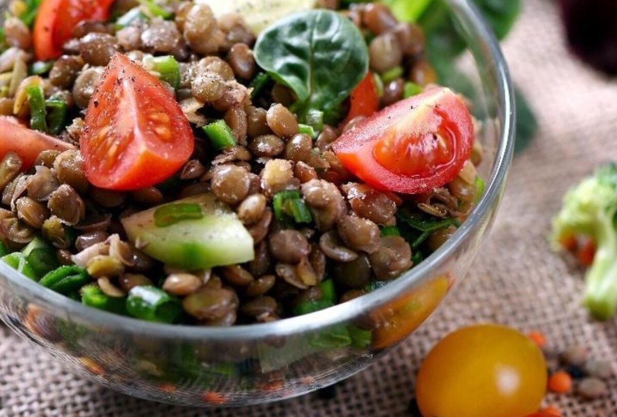 aaa04002 5c63 4e82 a6c7 8afb09b7c5de crop1614652134069 crop1614652184829jpeg 1199923512 Ensalada de lentejas con espinacas pepino y jitomate receta fácil |