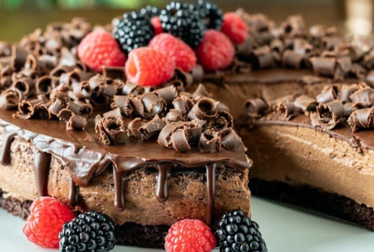acf0cd17 95a6 496b b8db e7b07cc8f4ba 1 crop1615080598262jpeg 1199923512 Mousse de triple chocolate con zarzamoras y frambuesas receta |