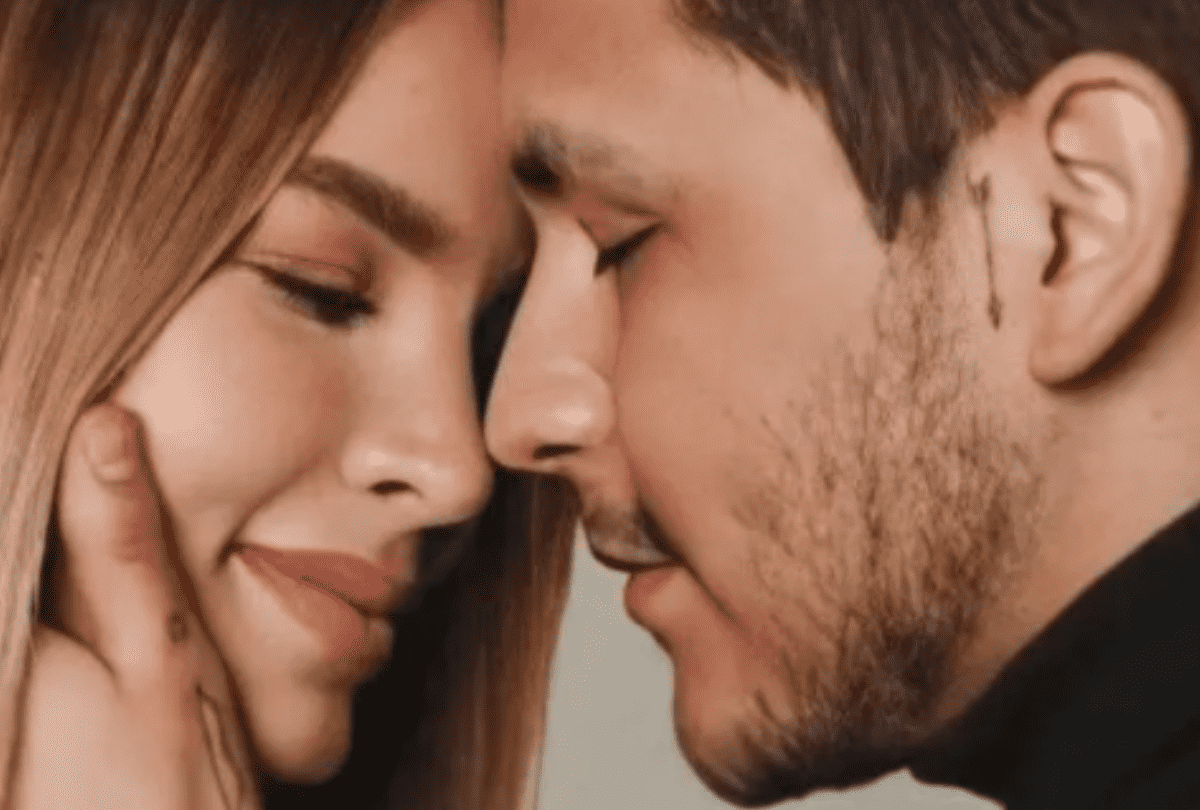 belinda y christian nodalpng 1199923512 Beso de Christian Nodal a Belinda molesta a sus maquillistas |