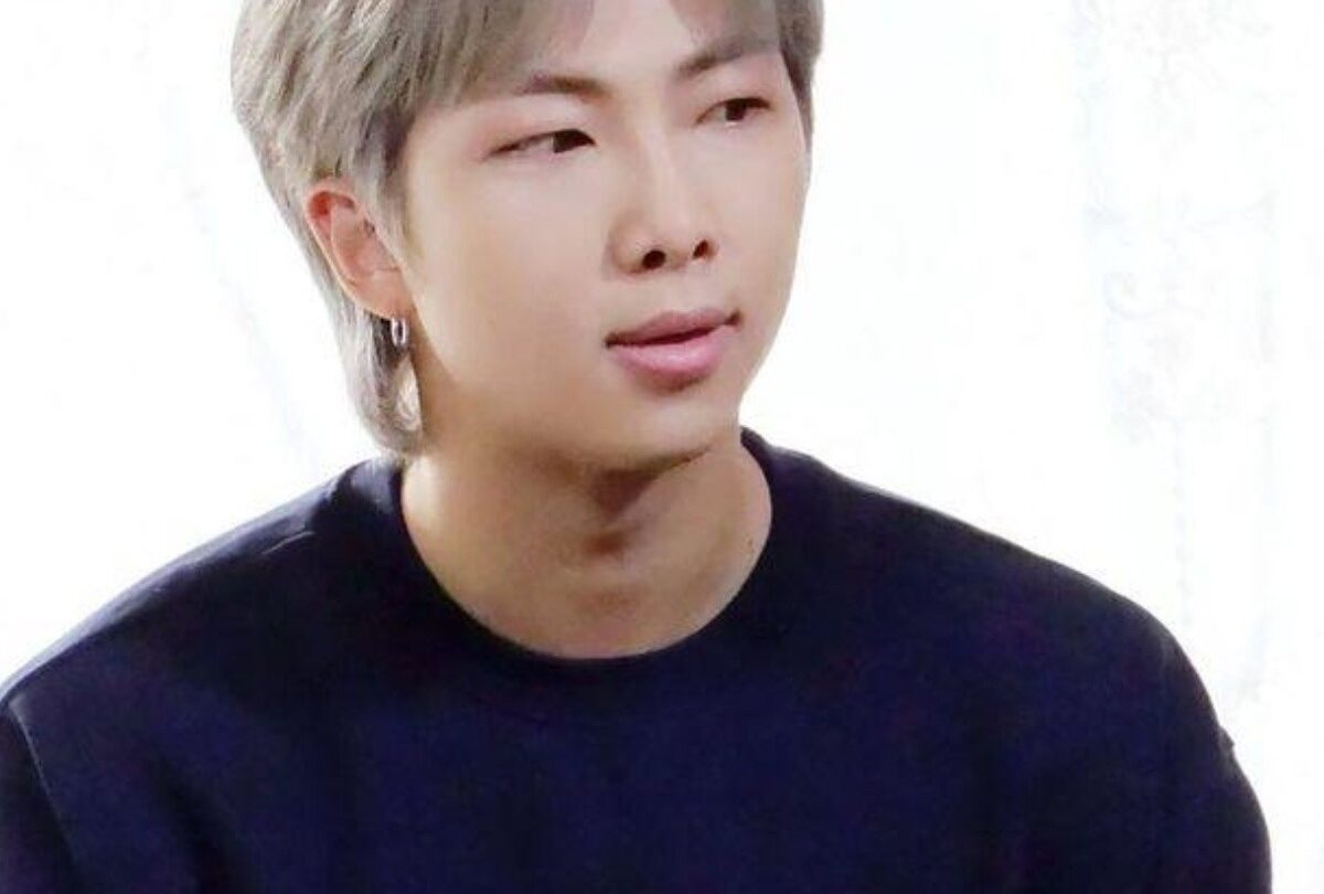 bts rm visita galeria de arte compra cuadro oh chi gyun crop1614543514960jpg 1199923512 RM aprovecha su tiempo libre para ampliar su colección de arte |