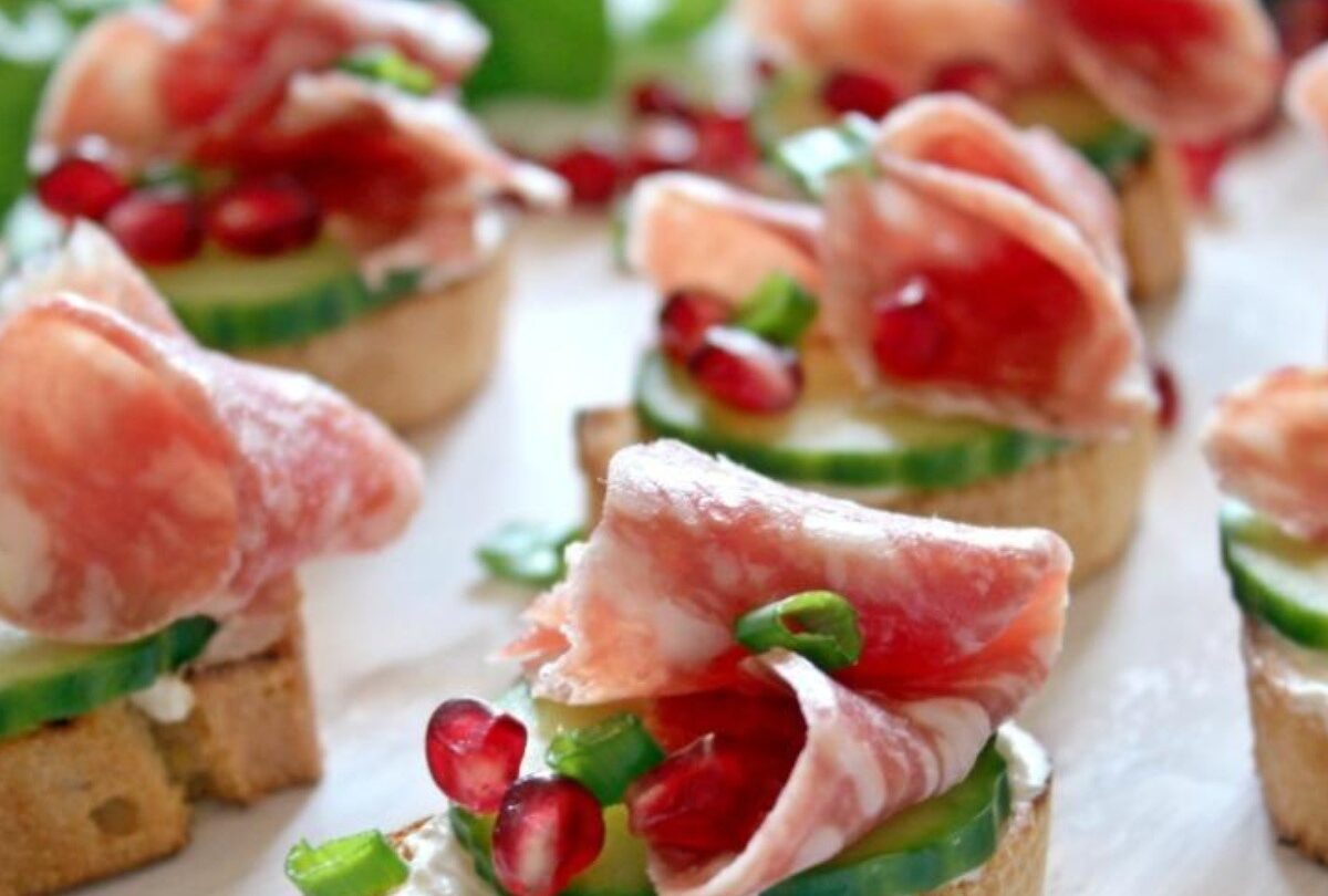 crostinis con pepino crop1614823393371 crop1614823418698jpeg 1199923512 Canapés fríos con queso Philadelphia salami y pepino para botana |