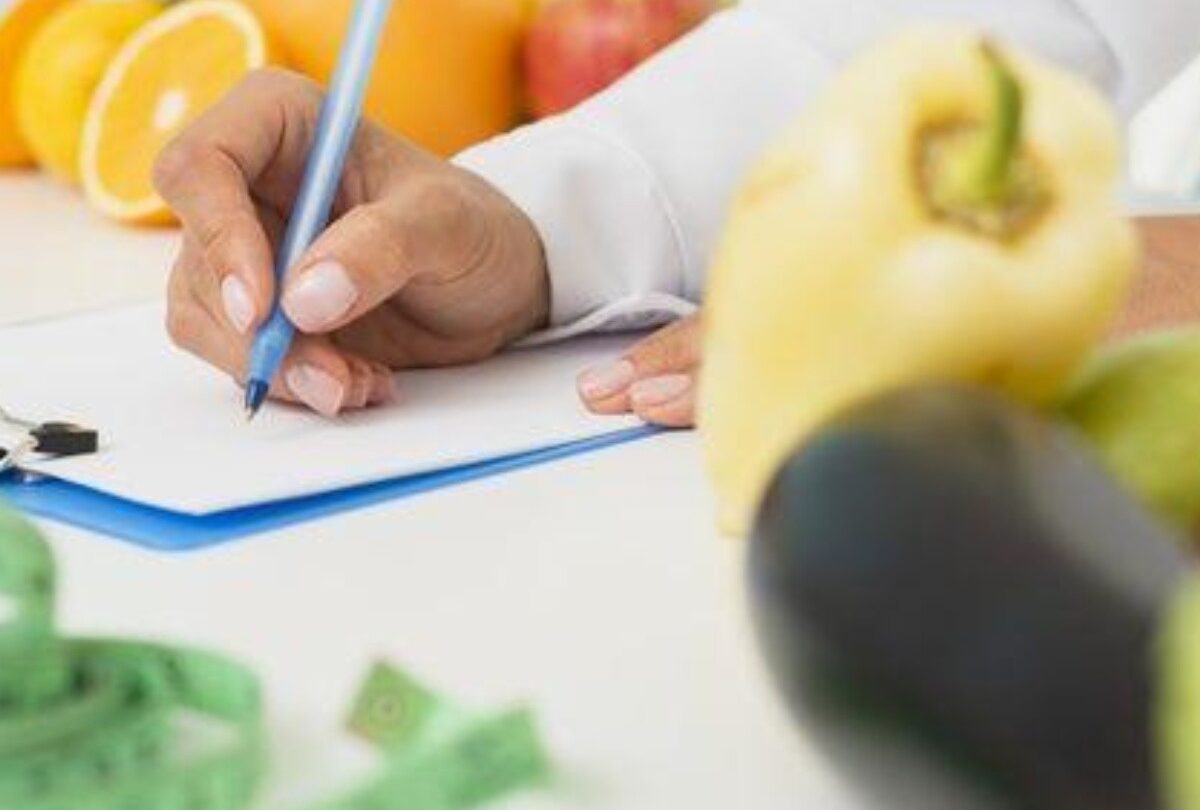 dieta salud ejercicio 2 crop1614982764958jpg 1199923512 Riesgos y peligros de una dieta sin supervisión de un nutriólogo |