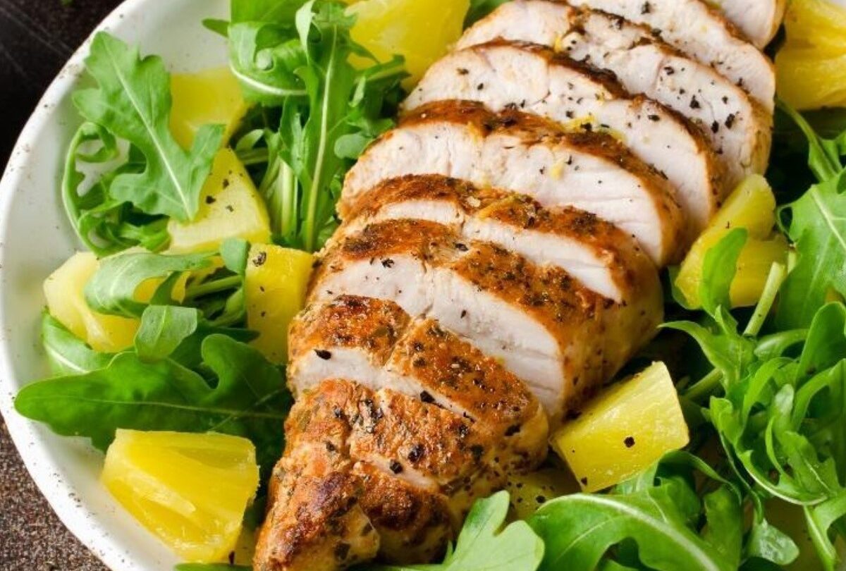 ensalada con pollo crop1615082629027 crop1615082711647jpeg 1199923512 Ensalada de pollo a la plancha receta con piña y arúgula |
