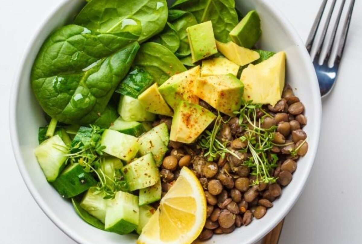 ensalada de lentejas con aguacate crop1614814500631 crop1614814524218jpeg 1199923512 Ensalada de lentejas con espinacas aguacate germinado y limón |