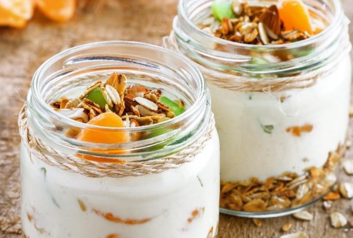 parfait duraznox kiwi y granola crop1614480005054 crop1614480029291jpeg 1199923512 Yogur con frutas y cereales para desayuno rápido y saludable |