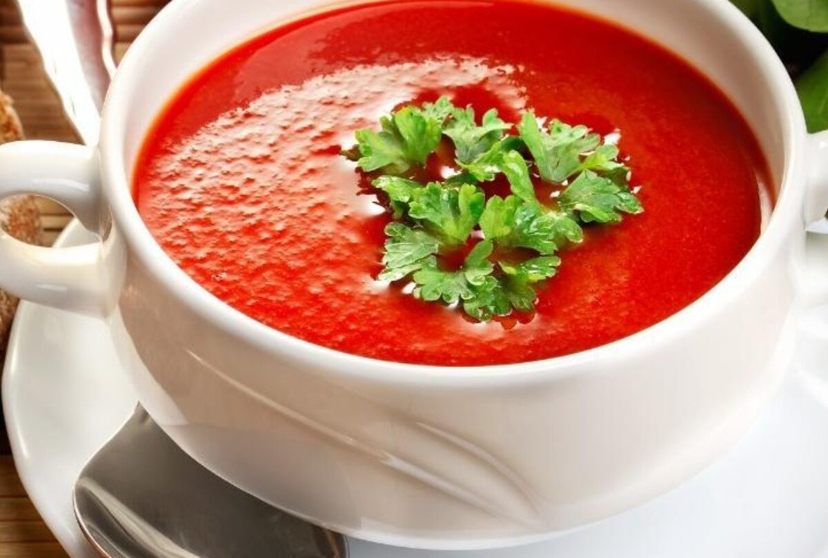 sopa de tomate crop1614738820566 crop1614739046245jpeg 1199923512 Sopa de tomate receta casera con albahaca fácil y rápida |