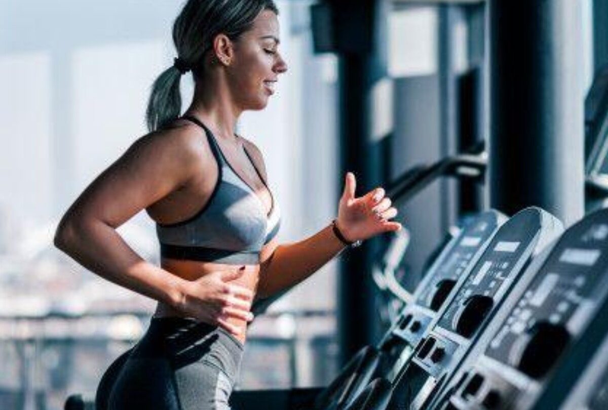 tonificar mujer ejercicio 1 crop1615049342571jpg 1199923512 Descubre las claves para tonificar tu cuerpo si eres mujer |