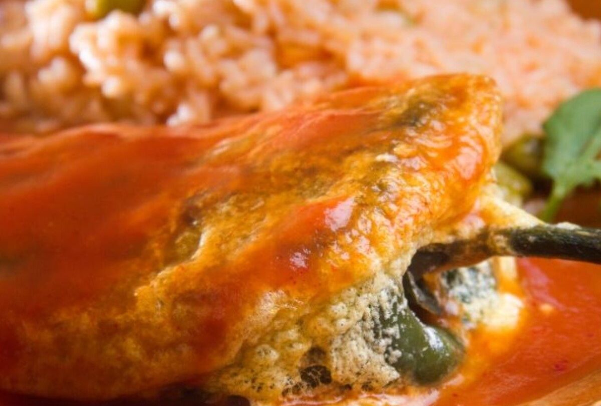 whatsapp image 2021 03 05 at 12 39 53 crop1614974861731jpeg 1199923512 Chiles rellenos de queso capeados y bañados en salsa de jitomate |