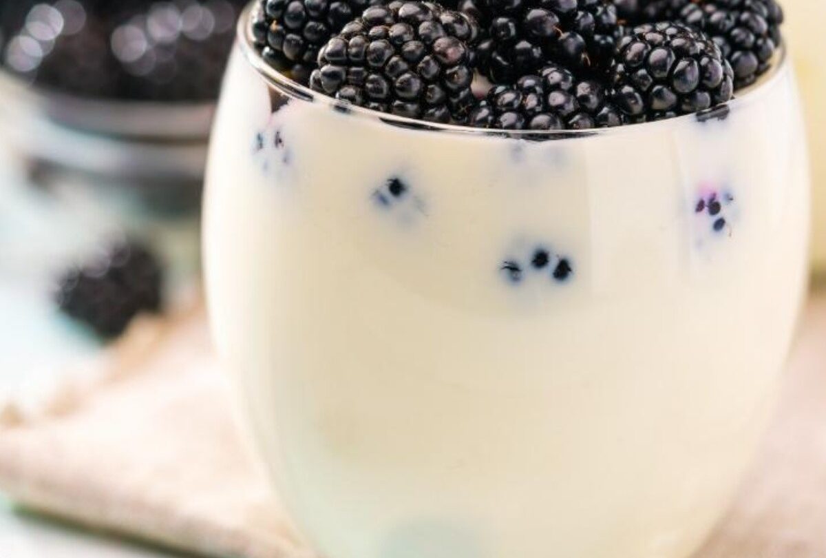 yogur casero con frutas crop1614622737393 crop1614622769445jpeg 1199923512 Cómo hacer yogur griego con receta casera y tres ingredientes |