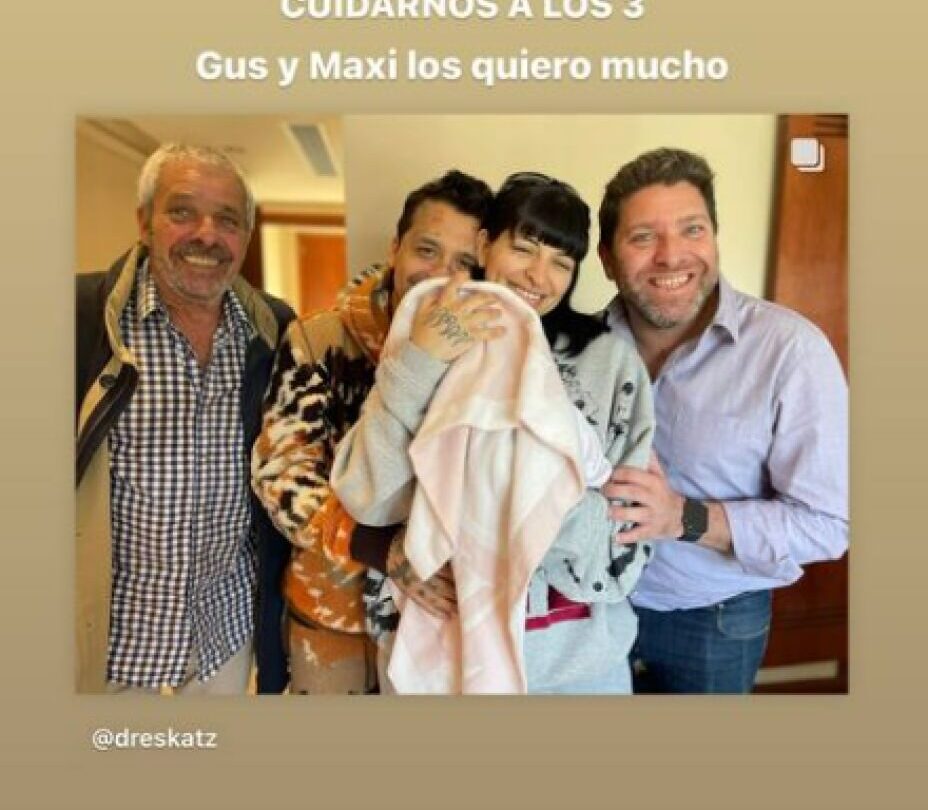 christian nodal y cazzu presentan a su bebe en tierna sesion de fotos en familia Christian Nodal y Cazzu presentan a su bebé en tierna sesión de fotos en familia |