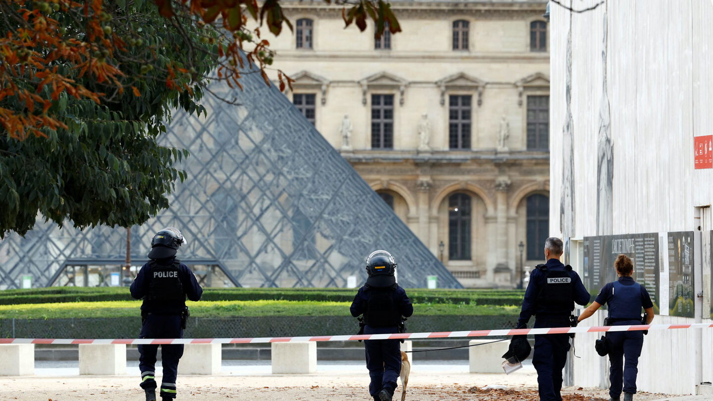 cierre del museo de louvre por amenaza de atentado terrorista el impacto en la seguridad y el turismo en paris Cierre del Museo de Louvre por amenaza de atentado terrorista El impacto en la seguridad y el turismo en París |