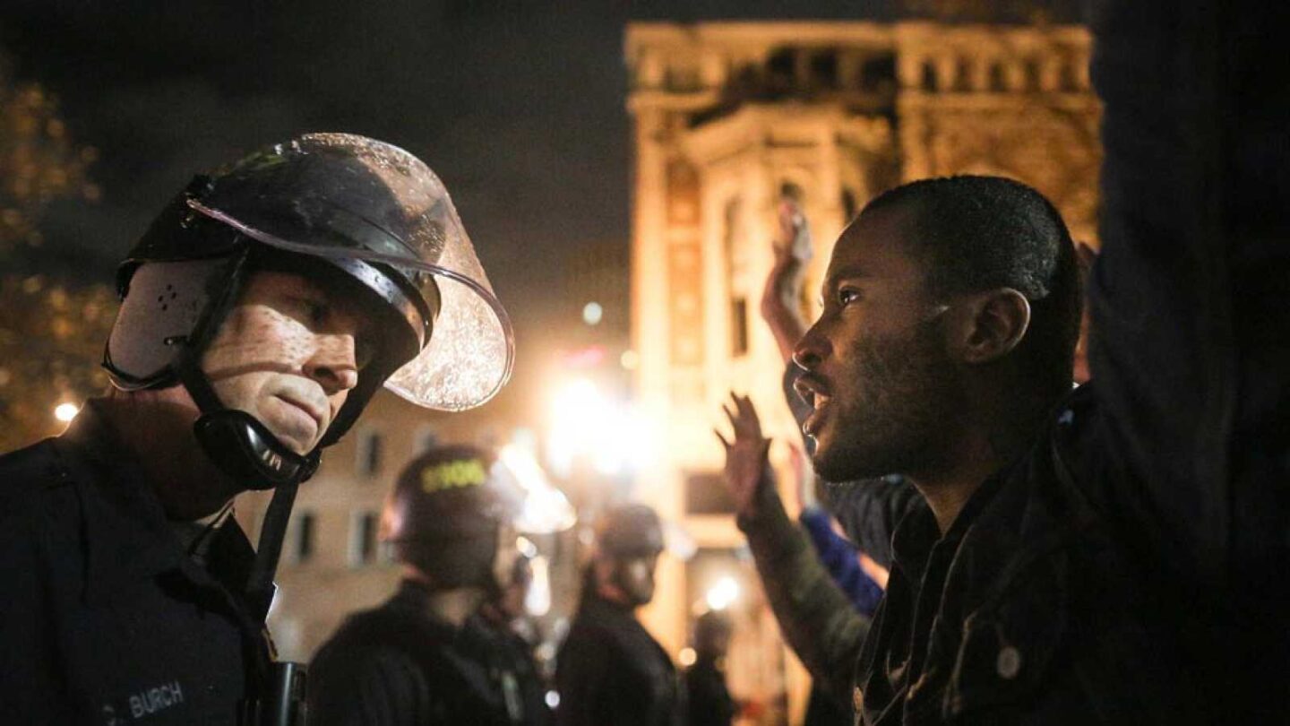 disturbios en eu tras absolucion de policia que mato joven negro Disturbios en EU tras absolución de policía que mató joven negro |