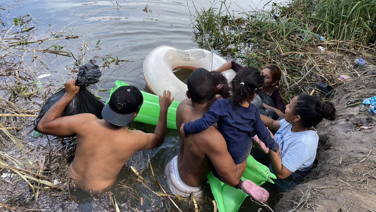 la desesperacion de los migrantes 2 mil personas se lanzan al rio bravo para huir de autoridades en ciudad juarez La desesperación de los migrantes 2 mil personas se lanzan al río Bravo para huir de autoridades en Ciudad Juárez |